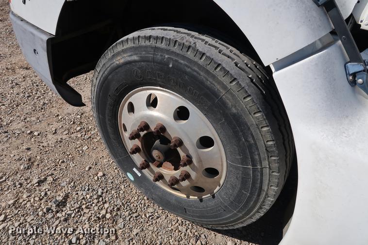 image for item DG3287 1995 International 9400 semi truck