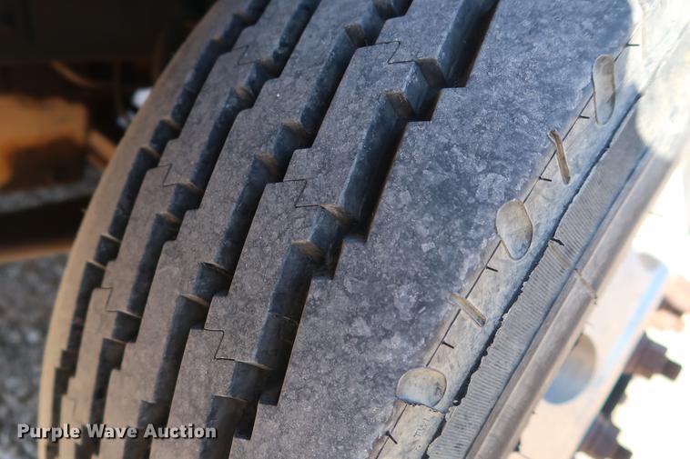 image for item DG3287 1995 International 9400 semi truck