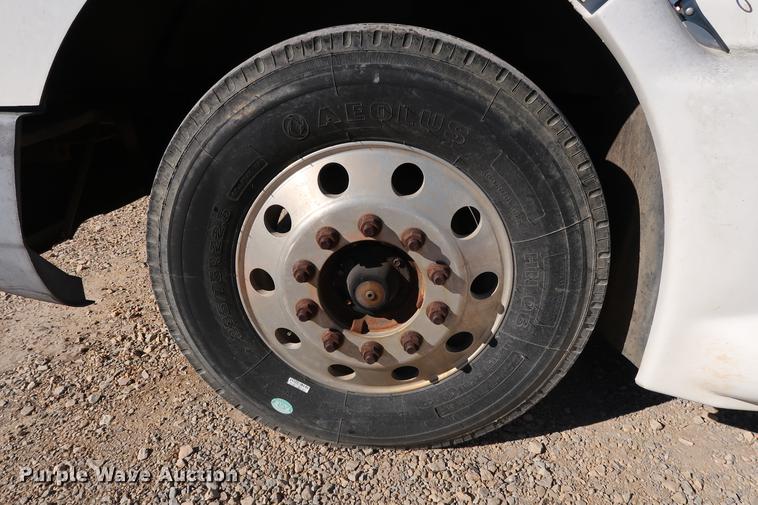 image for item DG3287 1995 International 9400 semi truck