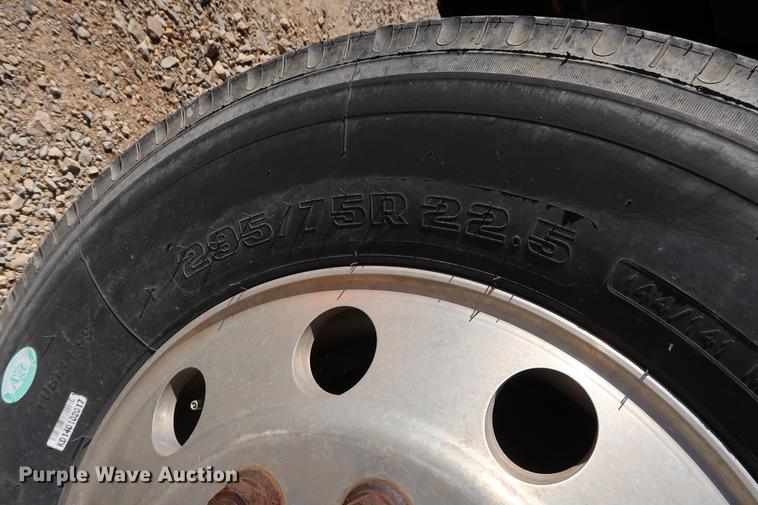 image for item DG3287 1995 International 9400 semi truck