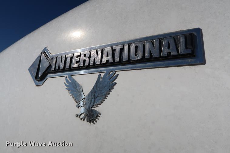 image for item DG3287 1995 International 9400 semi truck