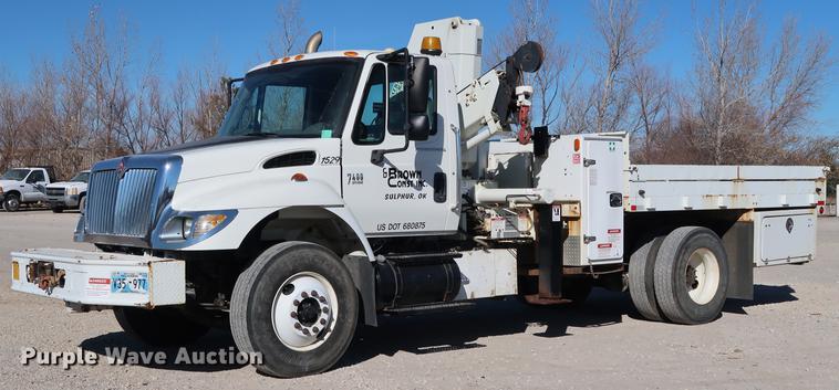 image for item DG3288 2005 International 7400 crane truck