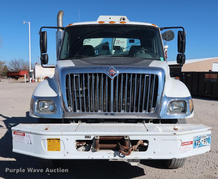 image for item DG3288 2005 International 7400 crane truck