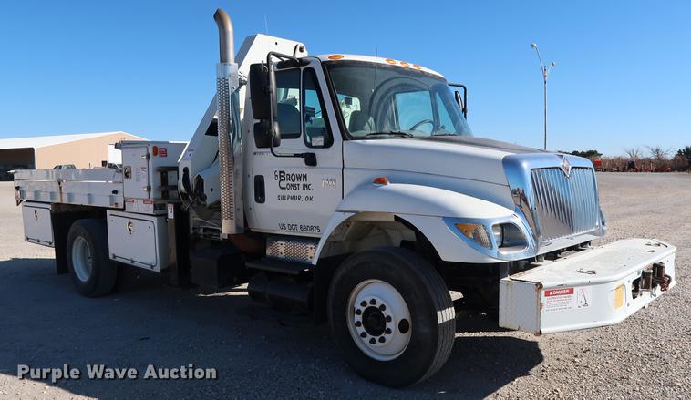 image for item DG3288 2005 International 7400 crane truck
