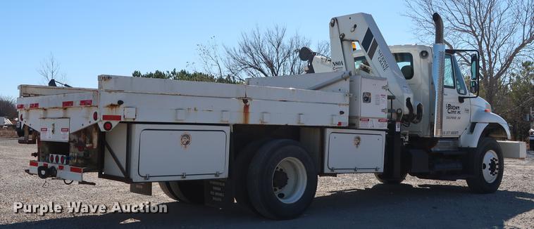 image for item DG3288 2005 International 7400 crane truck