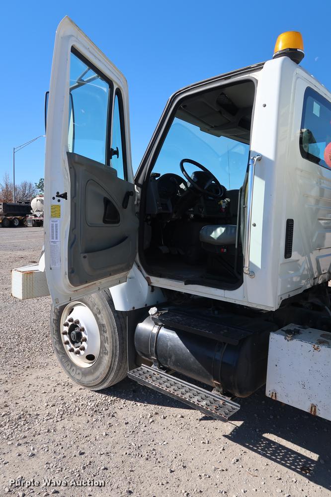 image for item DG3288 2005 International 7400 crane truck
