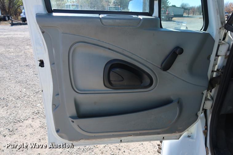 image for item DG3288 2005 International 7400 crane truck