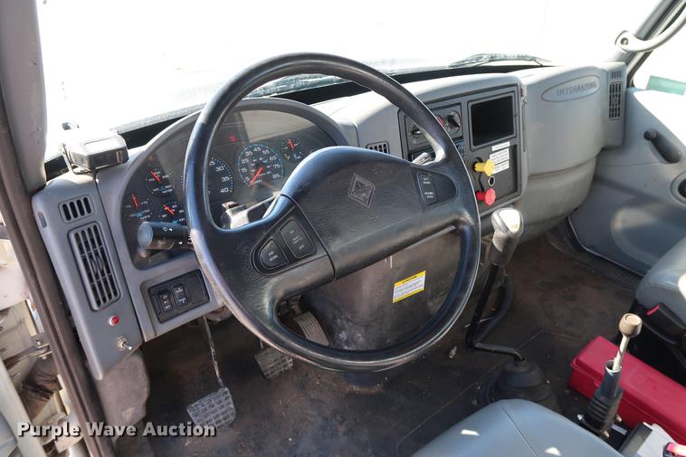 image for item DG3288 2005 International 7400 crane truck