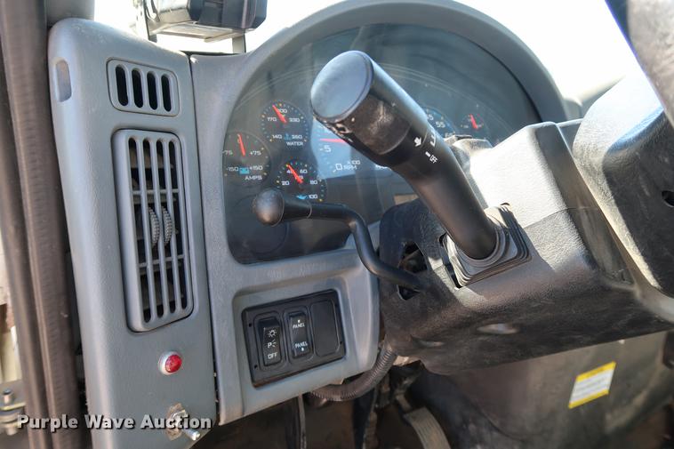 image for item DG3288 2005 International 7400 crane truck