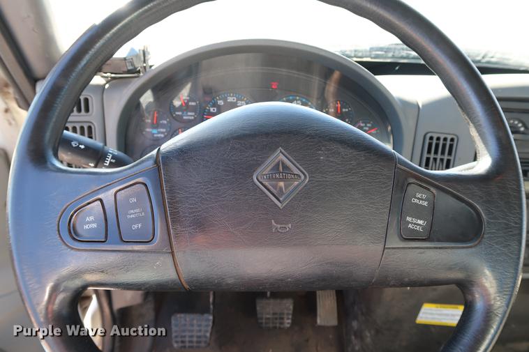 image for item DG3288 2005 International 7400 crane truck