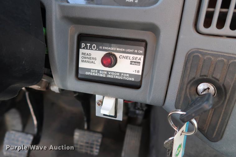 image for item DG3288 2005 International 7400 crane truck