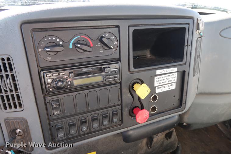 image for item DG3288 2005 International 7400 crane truck