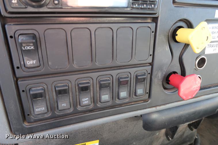 image for item DG3288 2005 International 7400 crane truck