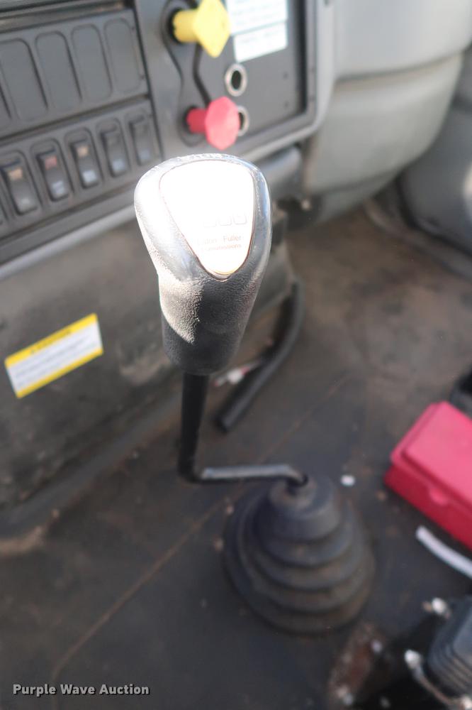 image for item DG3288 2005 International 7400 crane truck