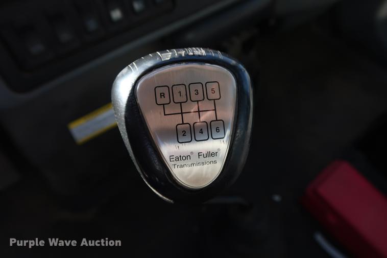 image for item DG3288 2005 International 7400 crane truck