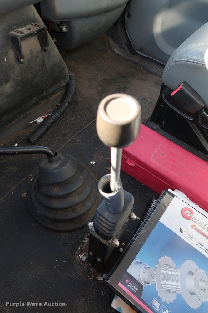 image for item DG3288 2005 International 7400 crane truck