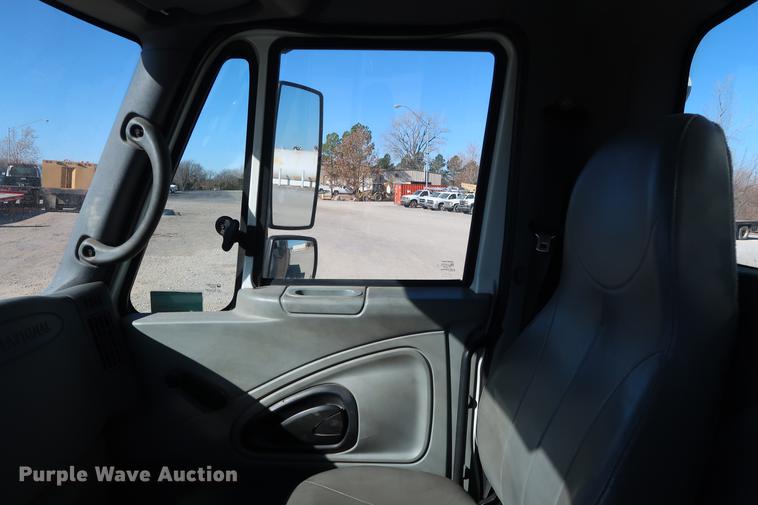 image for item DG3288 2005 International 7400 crane truck