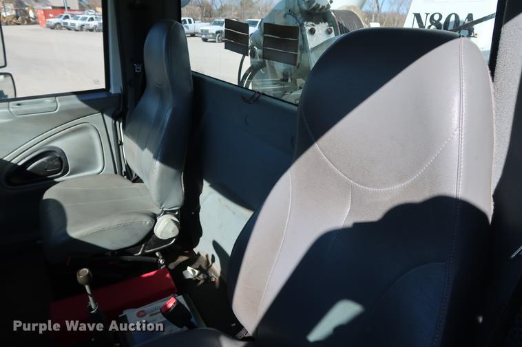 image for item DG3288 2005 International 7400 crane truck