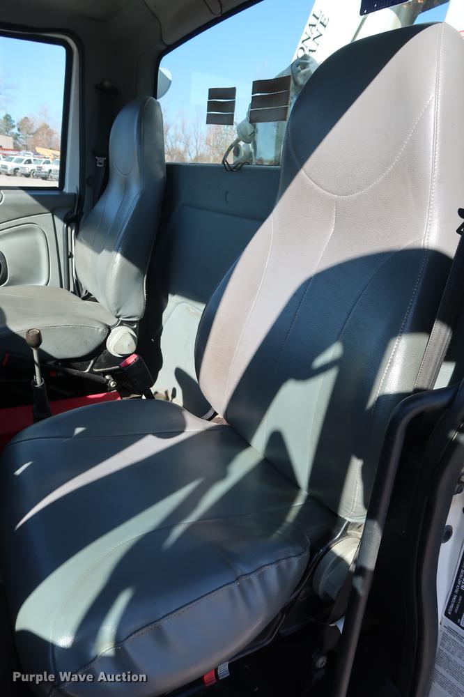 image for item DG3288 2005 International 7400 crane truck