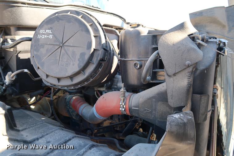 image for item DG3288 2005 International 7400 crane truck