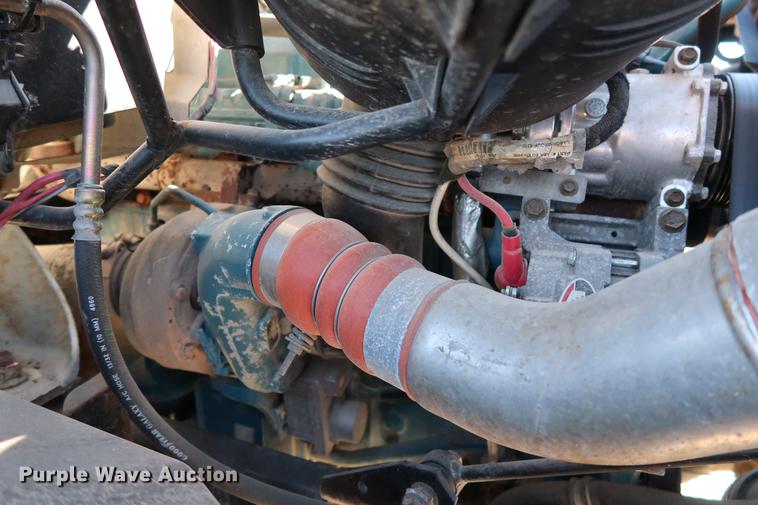 image for item DG3288 2005 International 7400 crane truck