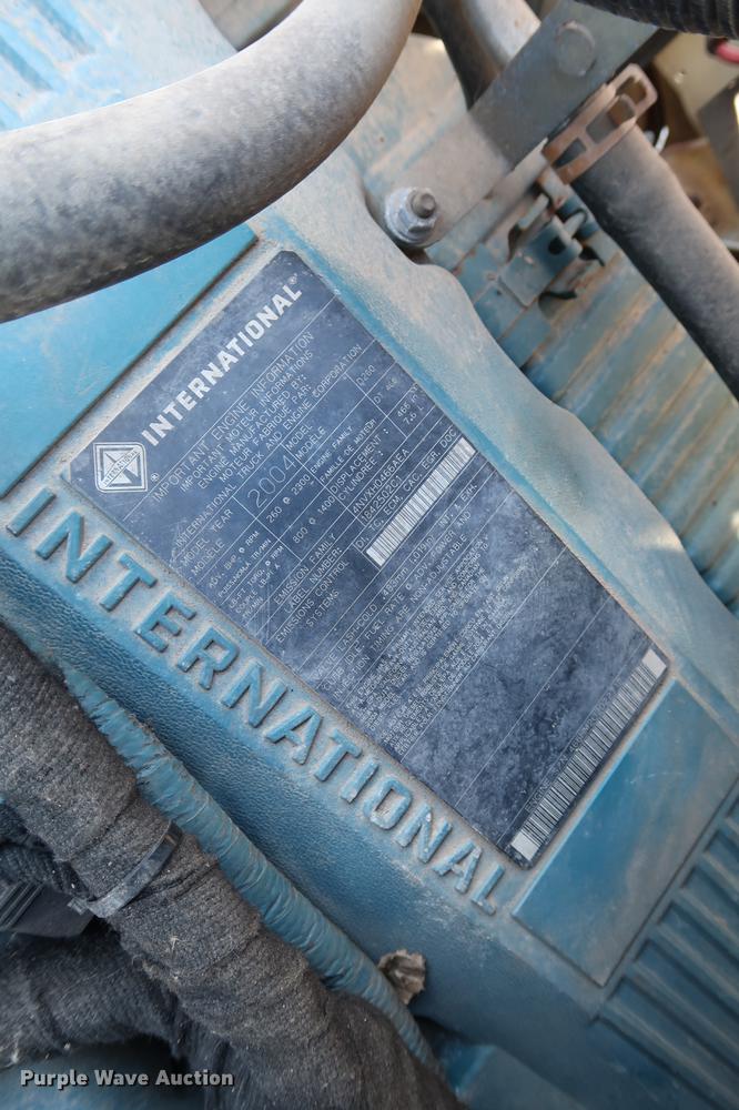 image for item DG3288 2005 International 7400 crane truck