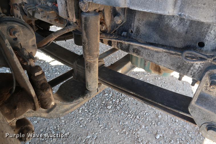 image for item DG3288 2005 International 7400 crane truck