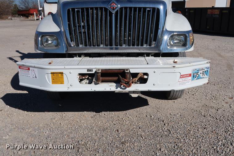 image for item DG3288 2005 International 7400 crane truck