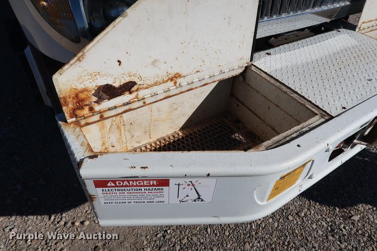 image for item DG3288 2005 International 7400 crane truck