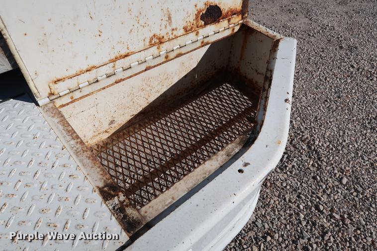 image for item DG3288 2005 International 7400 crane truck