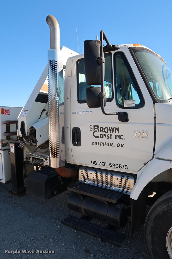 image for item DG3288 2005 International 7400 crane truck