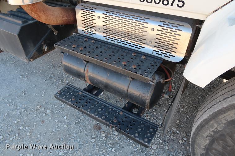 image for item DG3288 2005 International 7400 crane truck