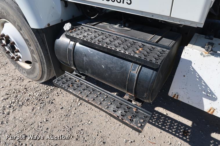 image for item DG3288 2005 International 7400 crane truck