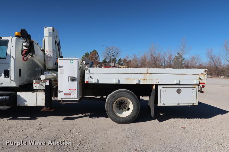 image for item DG3288 2005 International 7400 crane truck