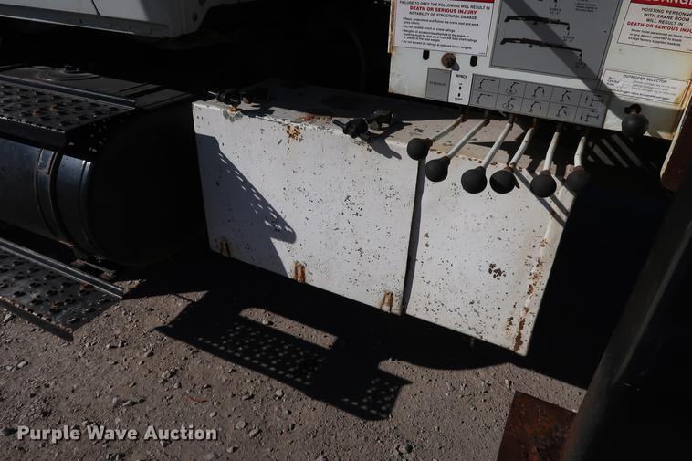 image for item DG3288 2005 International 7400 crane truck