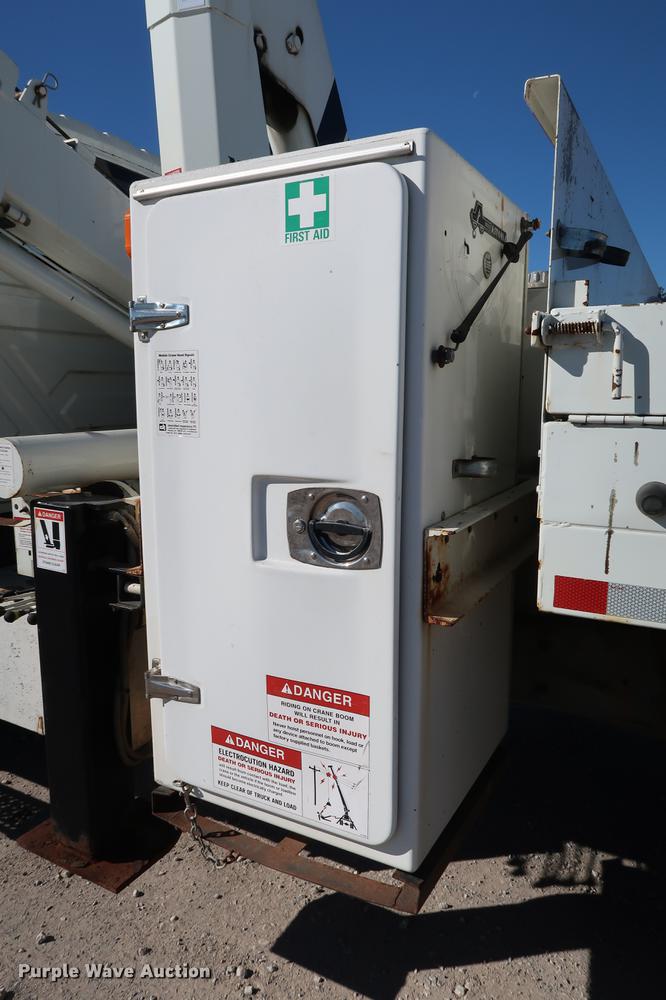 image for item DG3288 2005 International 7400 crane truck