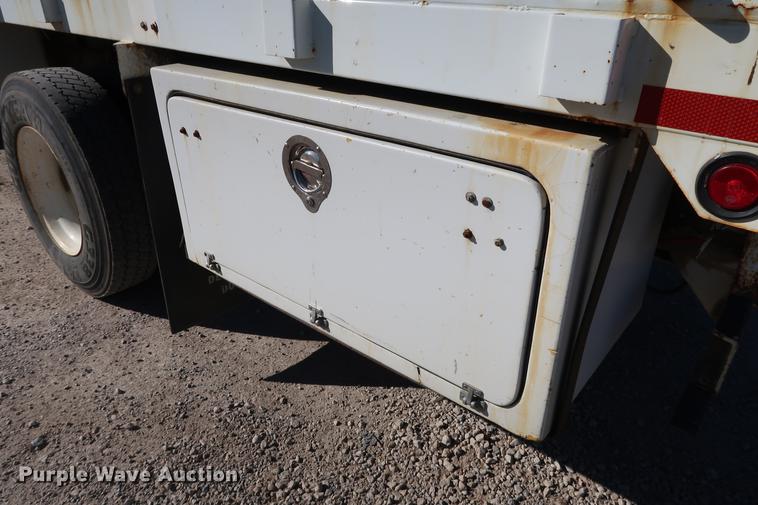 image for item DG3288 2005 International 7400 crane truck