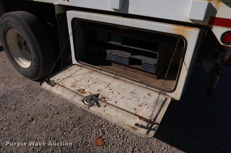 image for item DG3288 2005 International 7400 crane truck