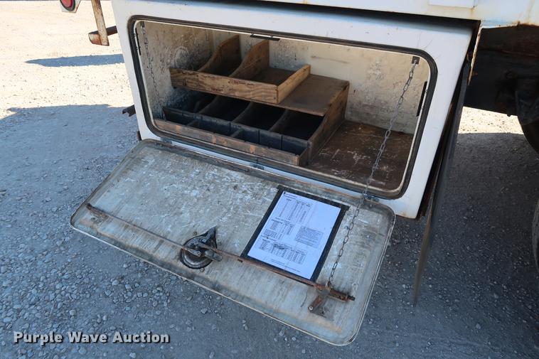 image for item DG3288 2005 International 7400 crane truck