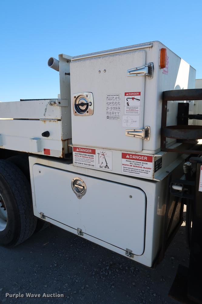 image for item DG3288 2005 International 7400 crane truck