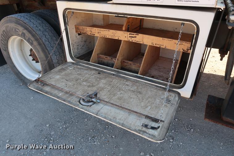 image for item DG3288 2005 International 7400 crane truck