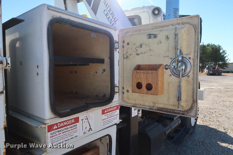 image for item DG3288 2005 International 7400 crane truck