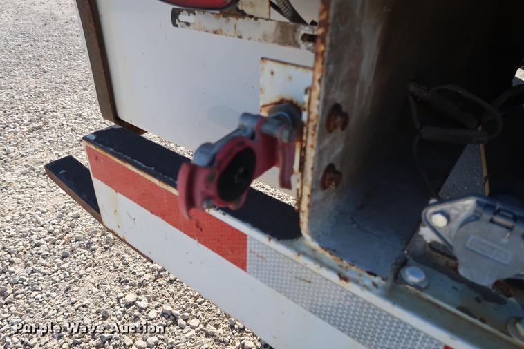 image for item DG3288 2005 International 7400 crane truck