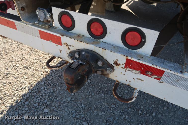 image for item DG3288 2005 International 7400 crane truck