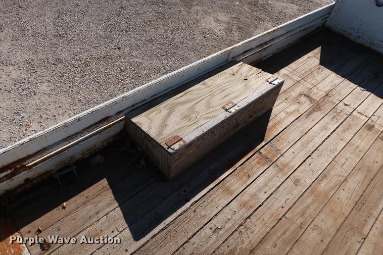 image for item DG3288 2005 International 7400 crane truck