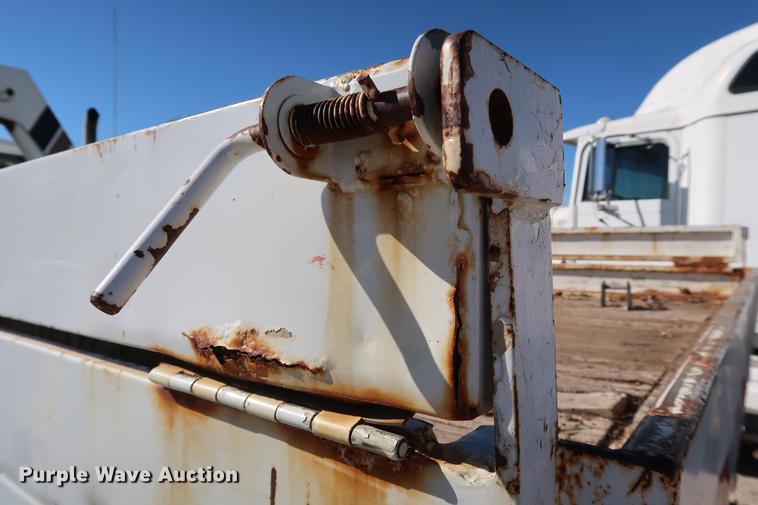 image for item DG3288 2005 International 7400 crane truck