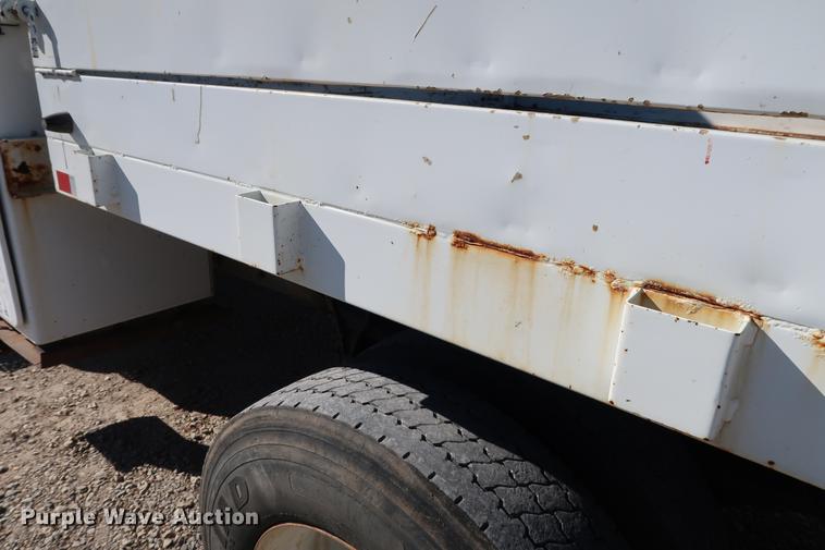 image for item DG3288 2005 International 7400 crane truck