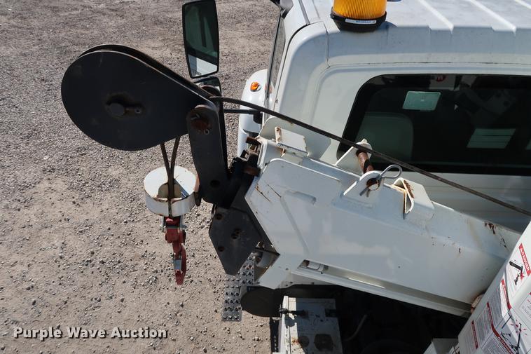 image for item DG3288 2005 International 7400 crane truck