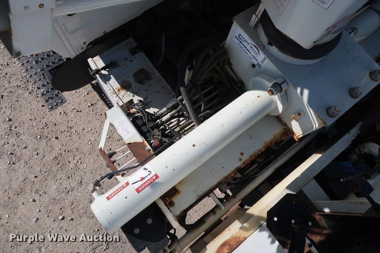 image for item DG3288 2005 International 7400 crane truck