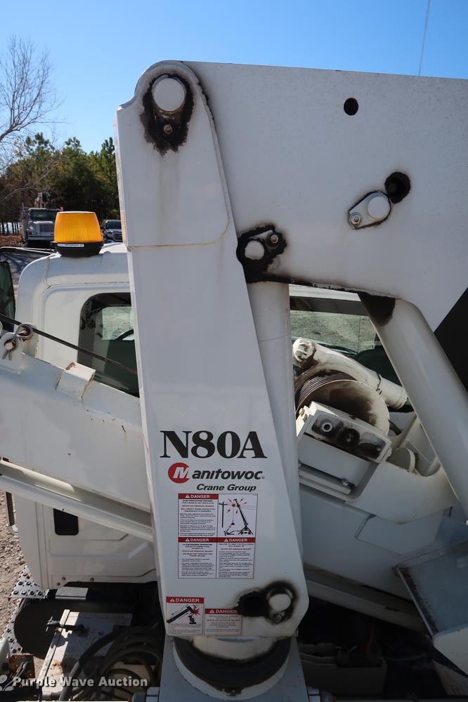 image for item DG3288 2005 International 7400 crane truck